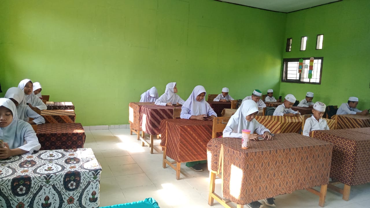 Siswa Kelas 6 MIN 2 Batanghari Ikuti Ujian Sumatif Akhir Madrasah Melalui Google Form