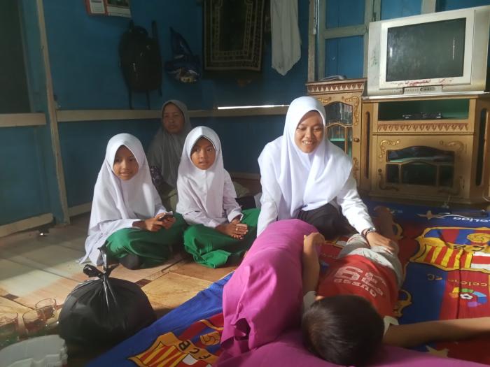 Empati Antara Teman Sekelas, Siswa Kelas II A MIN  2 Batang Hari Bezuk Teman Yang Sakit