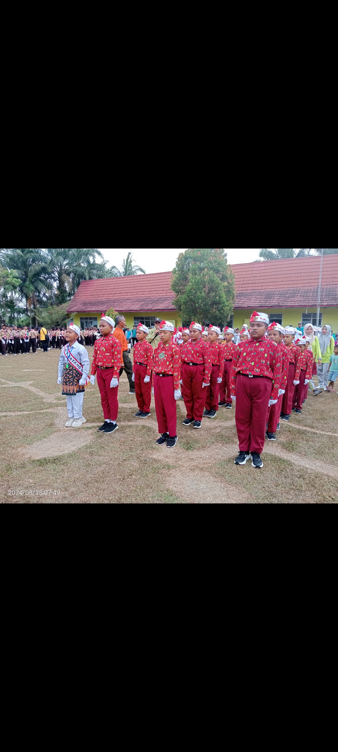 MIN 2 BATANG HARI IKUTI LOMBA GERAK JALAN DALAM RANGKA HUT RI KE 79 TINGKAT KEC.MERSAM