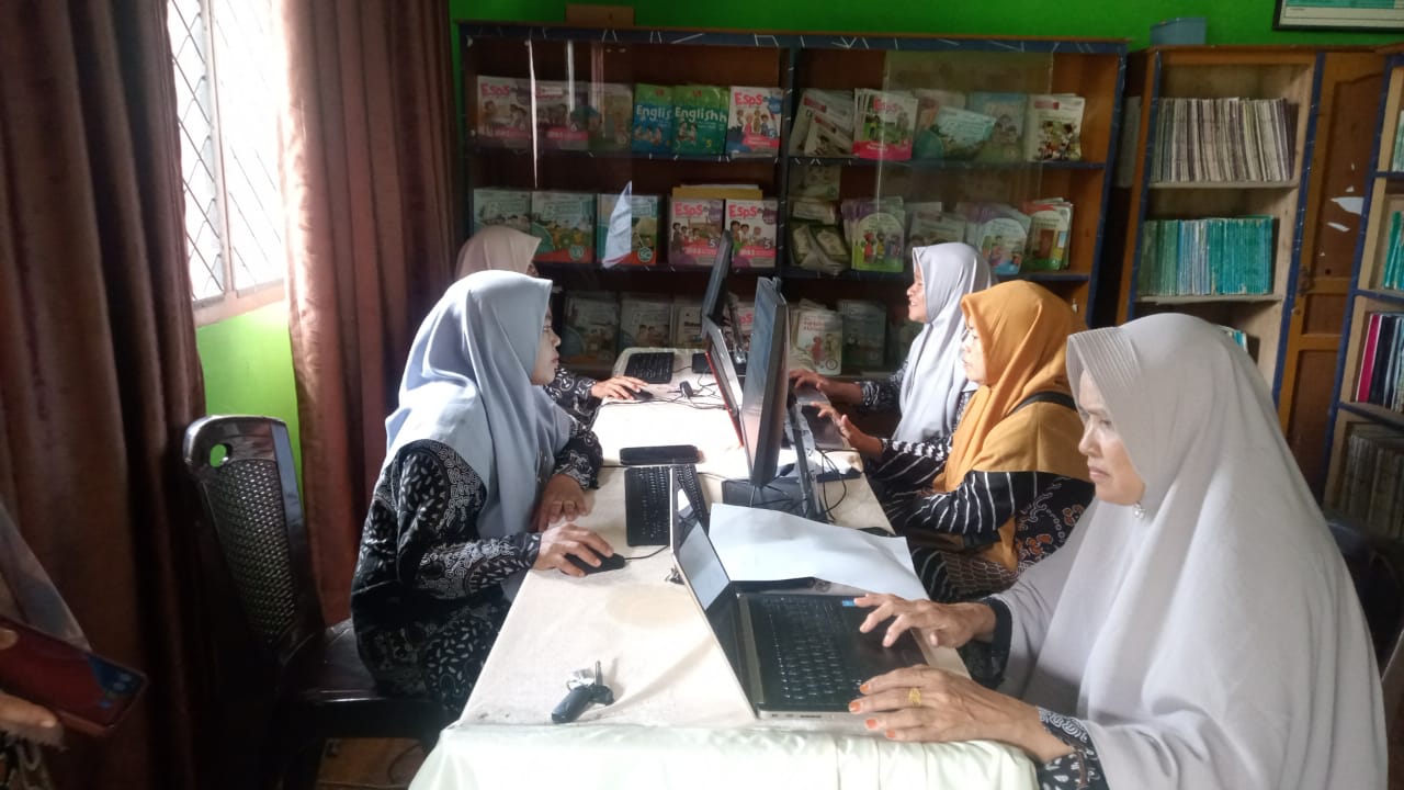 Guru Mapel dan 2 orang Guru Kelas MIN 2 Batang Hari mengikuti AKG