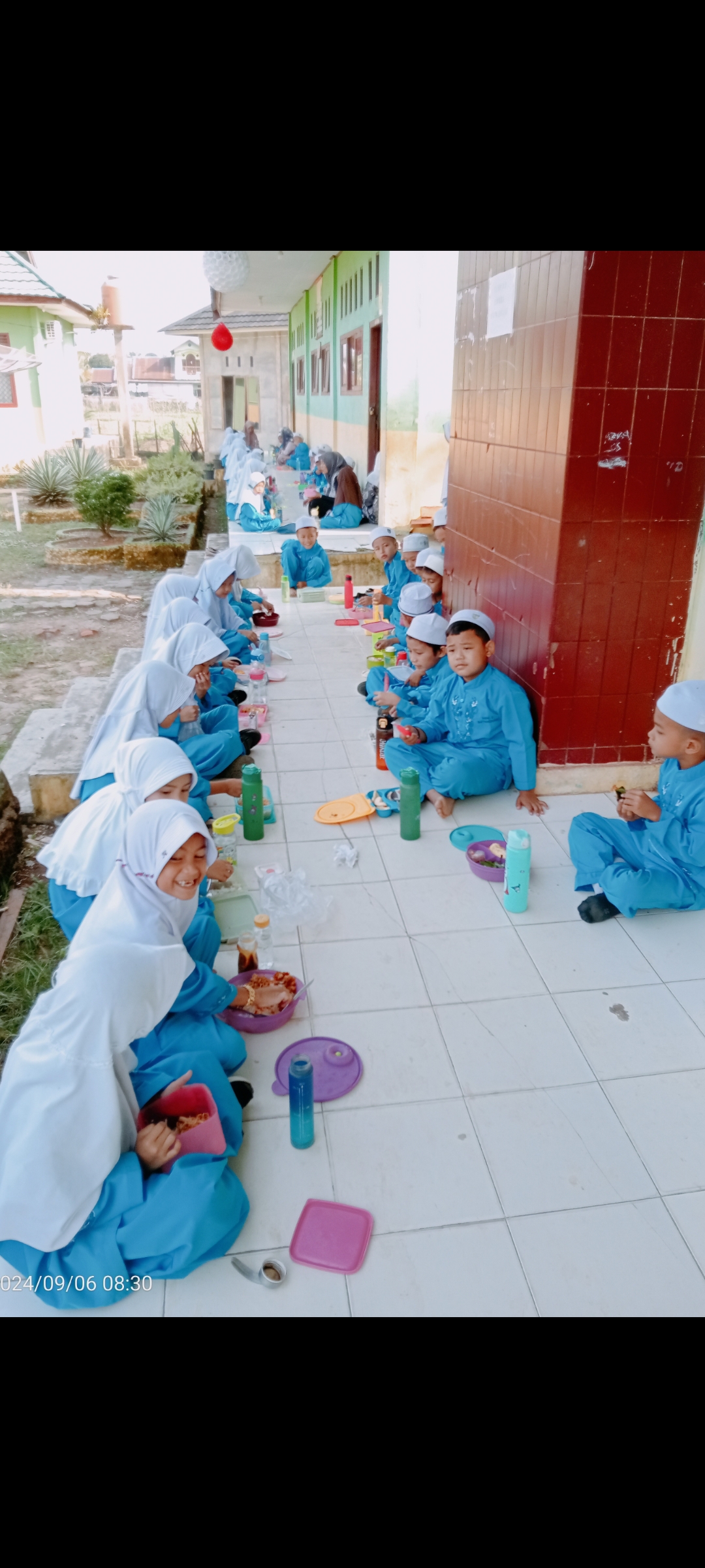 Pembiasaan Jum'at makan bersama keluarga besar MIN 2 Batang Hari tumbuhkan nilai berbagi