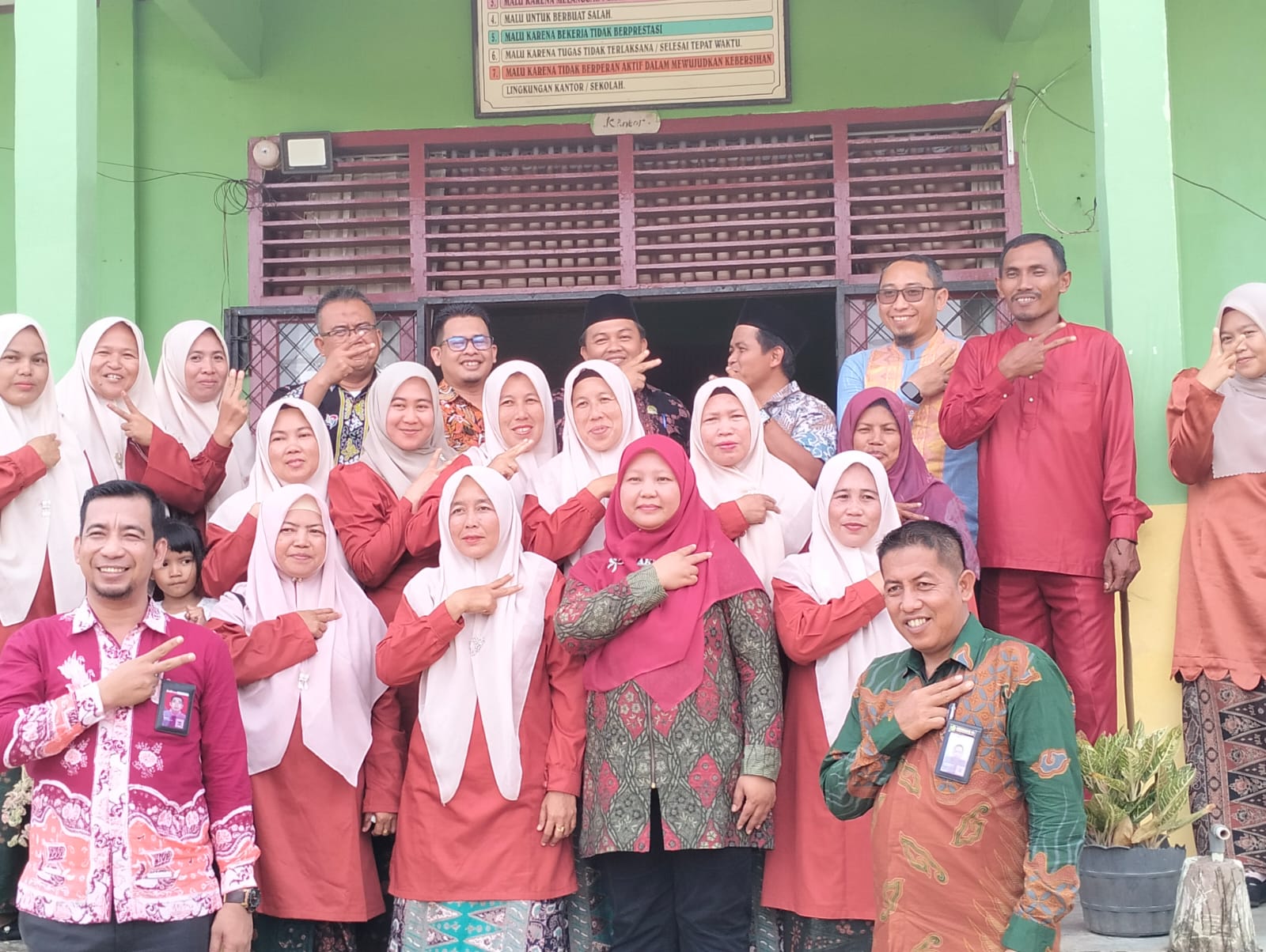 Kedatangan AKMI dari Pusat Guru MIN 2 Batanghari Hari diberi kesempatan berdiskusi untuk memecahkan masalah ANBK