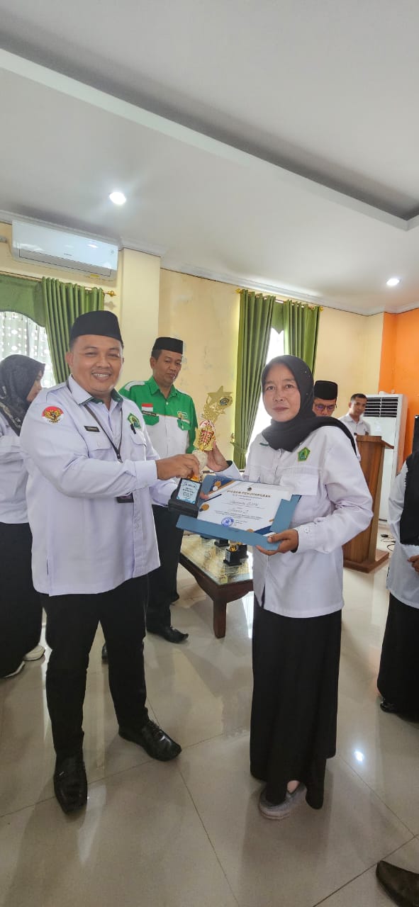 Kepala MIN 2 Batang Hari raih prestasi sebagai kepala berprestas