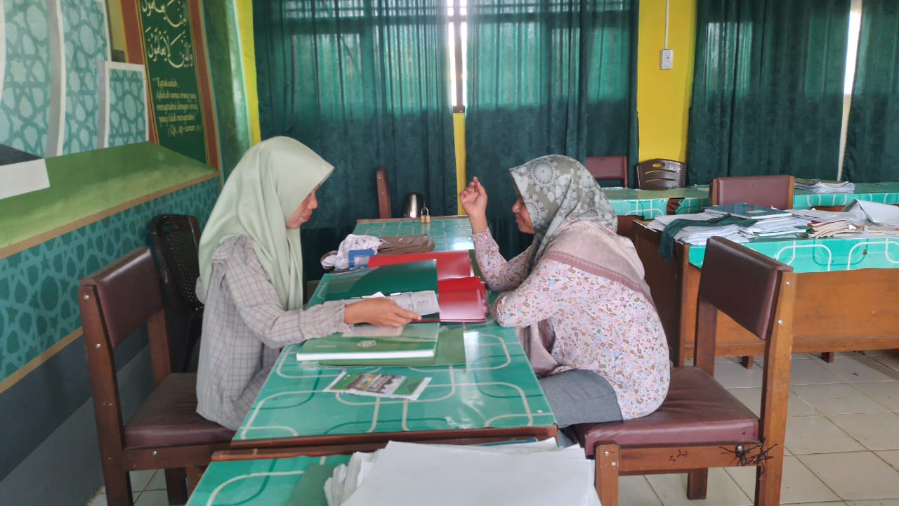 Panitia PPDB MIN 2 Batanghari wawancara orangtua siswa baru