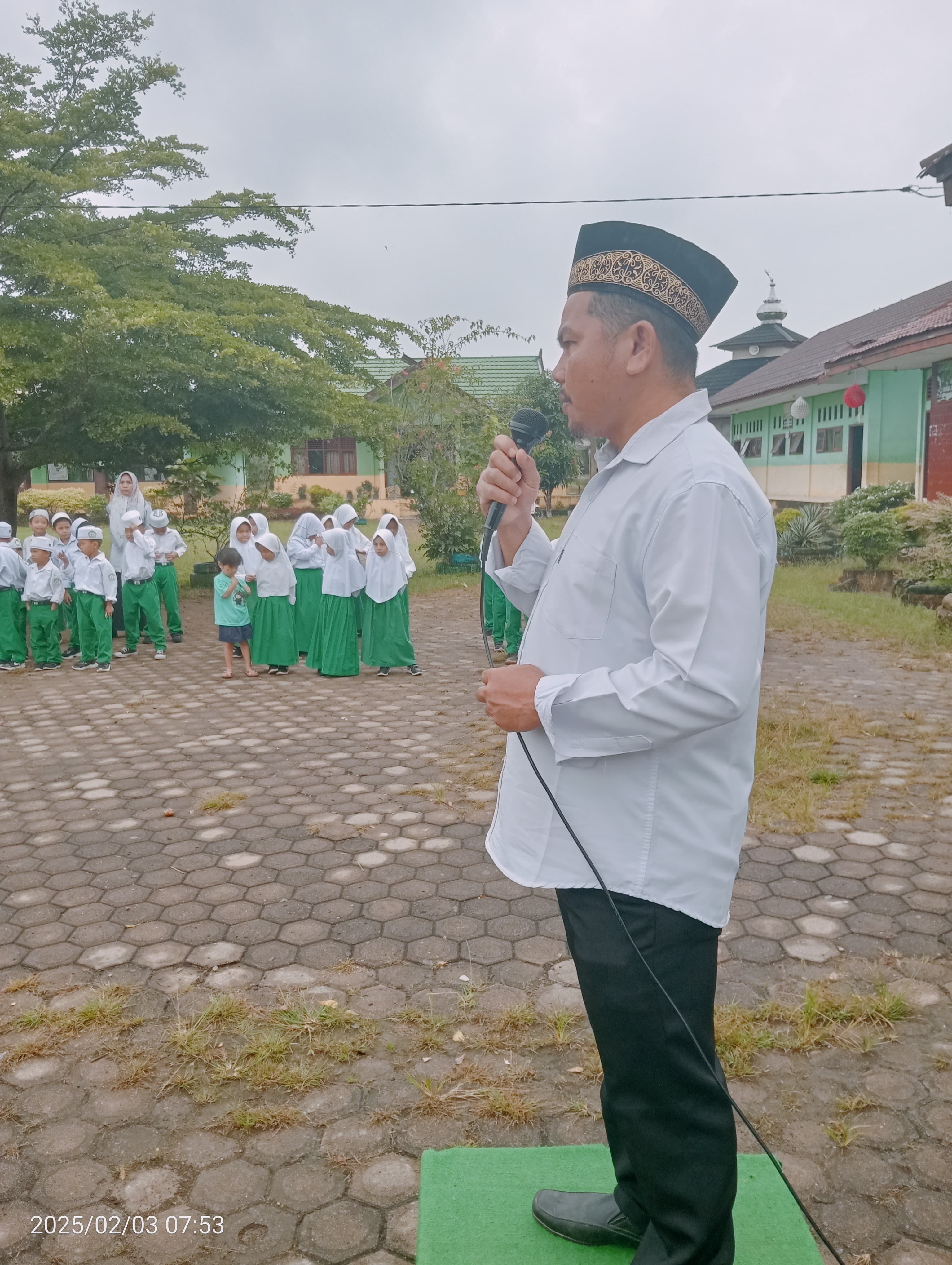 Akmal Lupi,S.Pdi sampaikan pidato pentingnya berproses memperbaiki dirri pada upacara senin 3 februari 2025