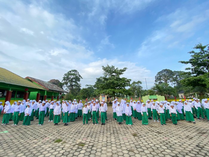 Upacara Bendera Bertema Khusus Menumbuhkan Sikap Sopan Santun Dalam Kehidupan Sehari-Hari