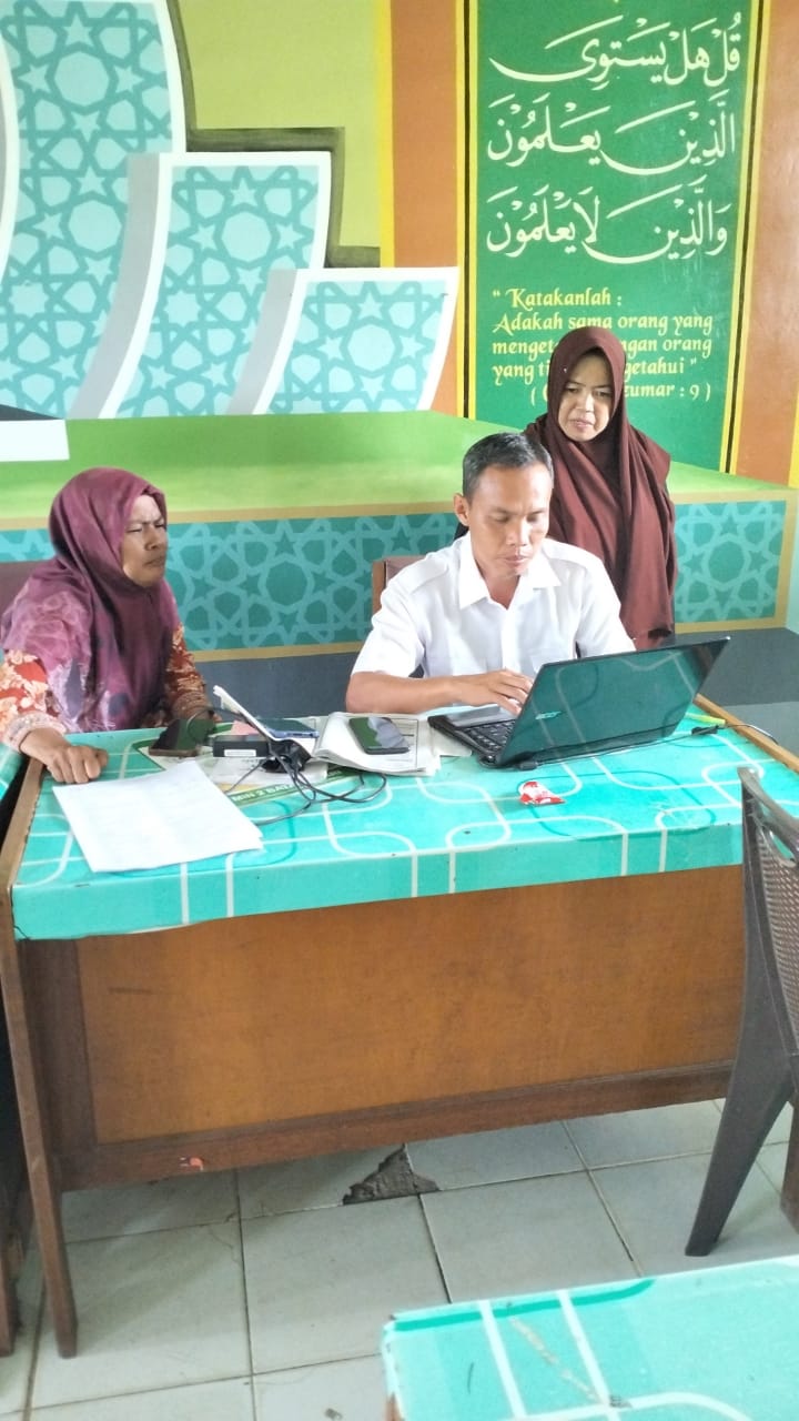 Kegiatan Guru MIN 2 Batang Hari mengisi waktu luang dengan Menyusun Soal Ujian Sumatif Akhir Semester Ganjil