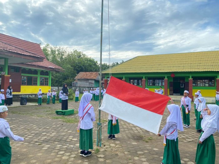 Tema Upacara Tentang pentingnya Menanamkan  Adab Dalam Kehidupan Hari-Hari