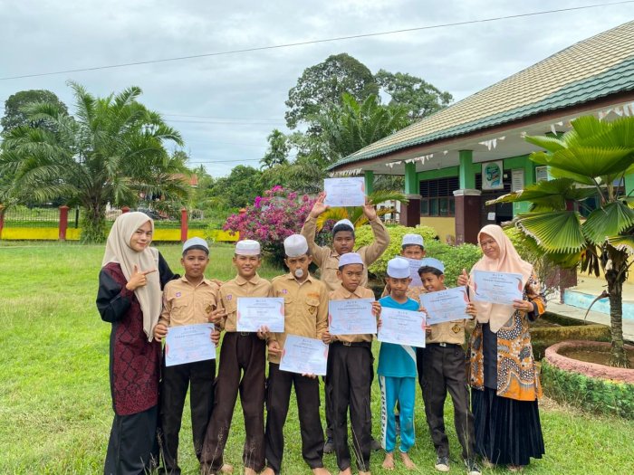 Penyerahan Sertifikat Jambore Ranting Kepada peserta Didik Tingkat Kecamatan Mersam Tahun 2025