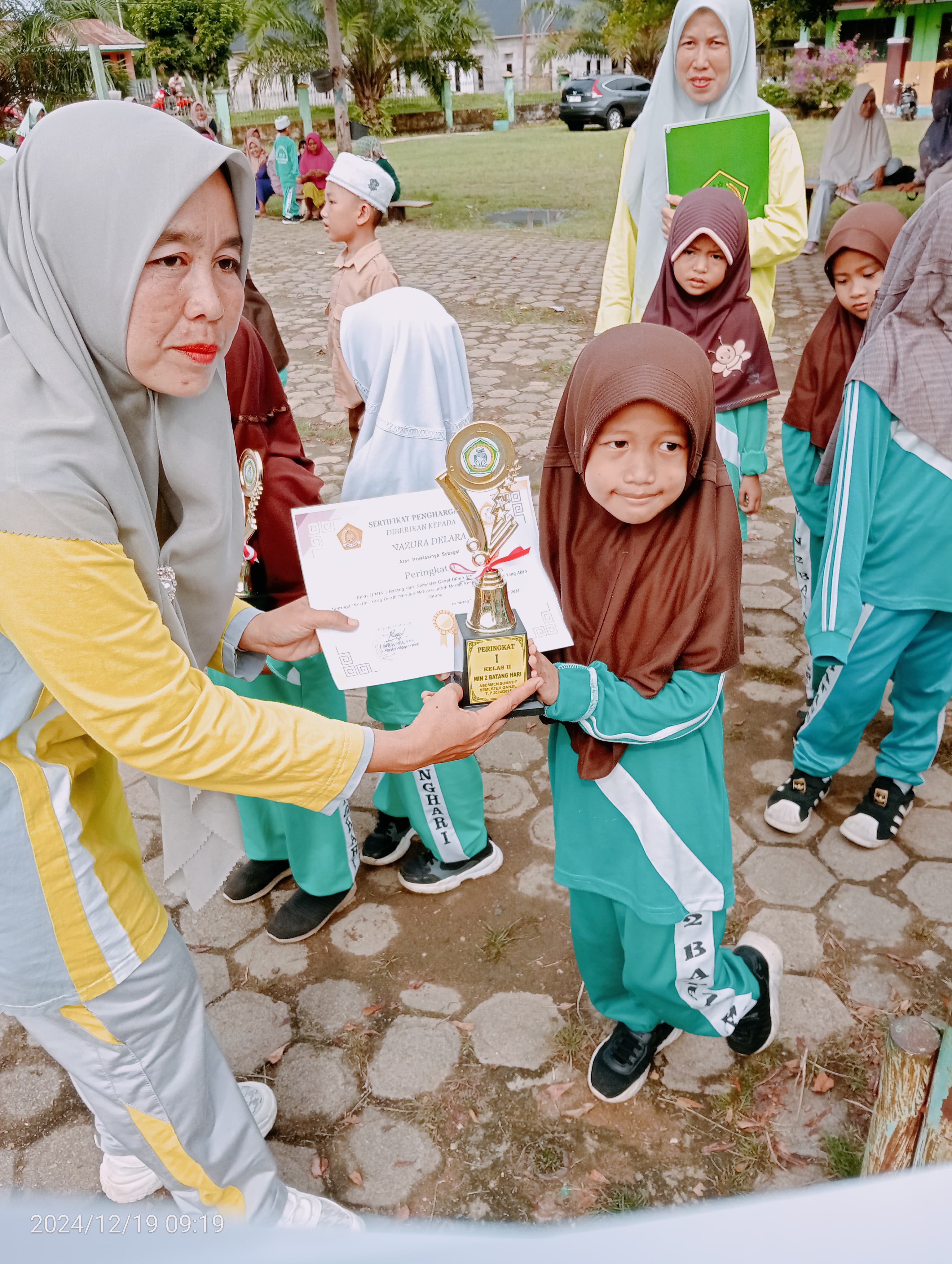 Kegiatan pembagian Rapor hasil belajar siswa tahun ajaran 2024-2025
