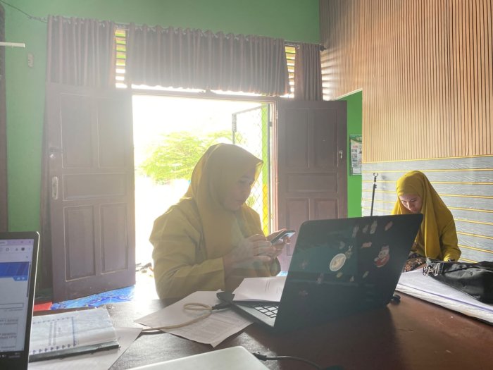 Staf Tata Usaha MIN 2 Batang Hari Selesaikan Pelaporan Pencairan Dana PIP