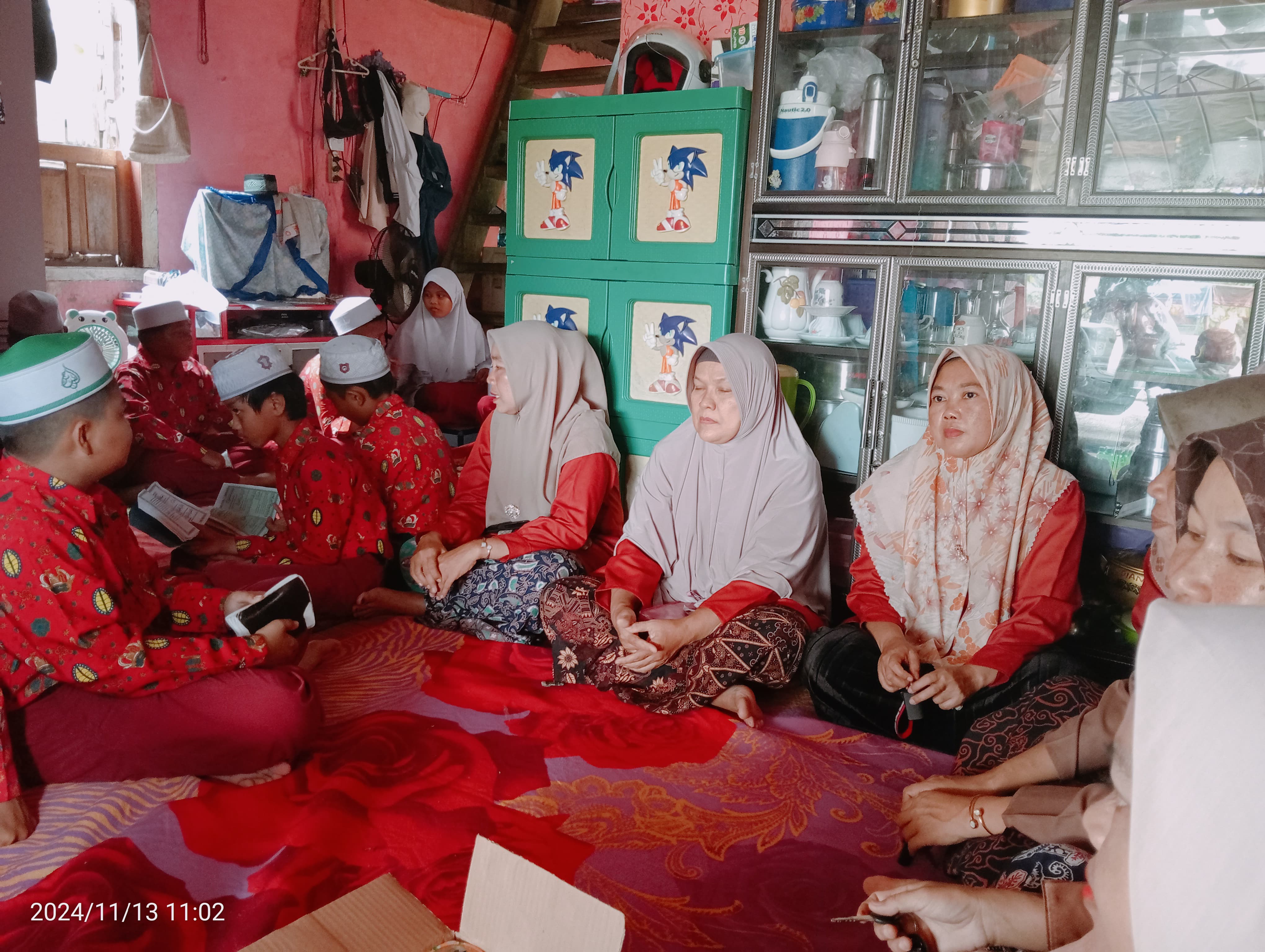 Keluarga besar MIN 2 Batanghari kunjungi rumah duka salah satu siswa yang ayahnya meninggal dunia