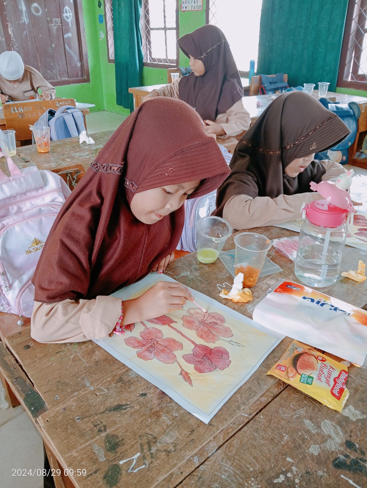 Kelas 2 MIN 2 Batang Hari belajar Membatik bersama Ibu Nomi Vionika,S.Pd