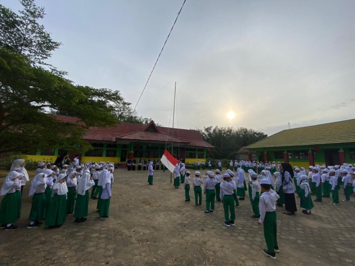 Upacara Bendera Tekankan Pentingnya Kebersihan Lingkungan Madrasah