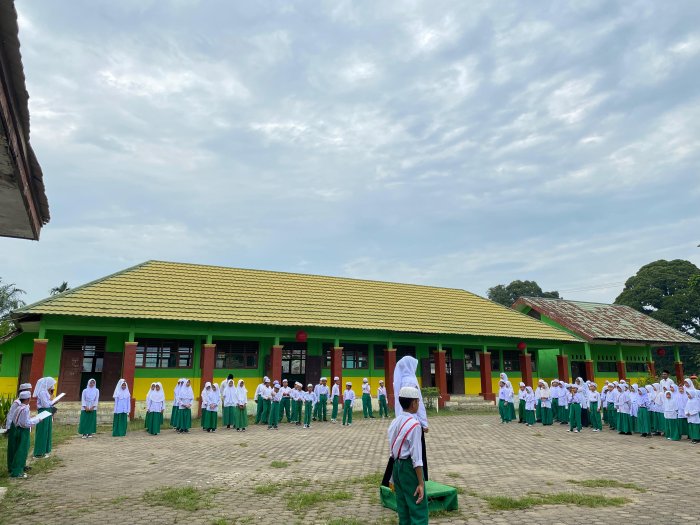 Upacara hari senin MIN 2 Batang Hari Bertemakann Pembelajaran Sebagai Kunci Masa Depan