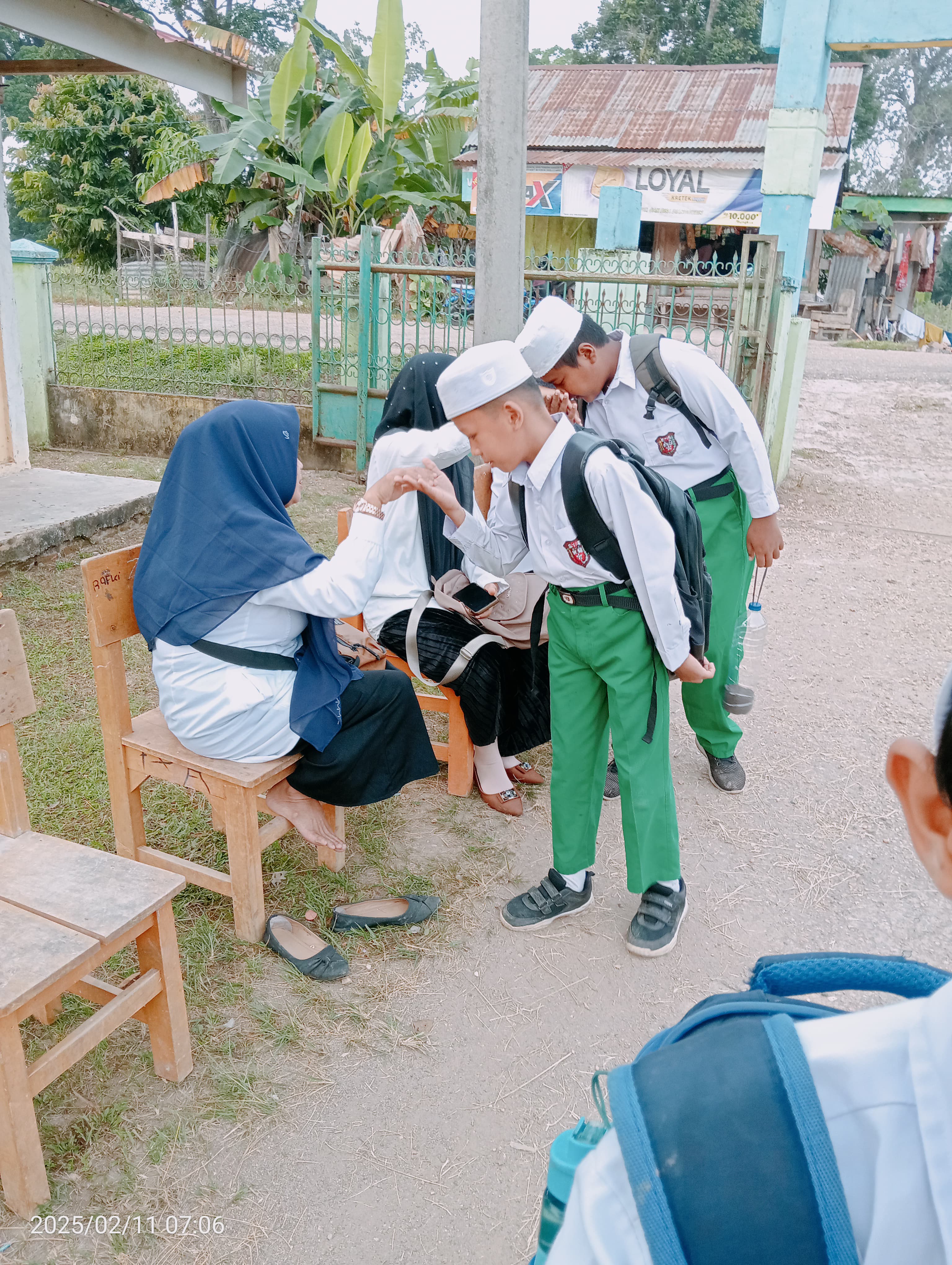 Sambutan Hangat Majelis Guru MIN 2 Batang Hari di Pagi Hari