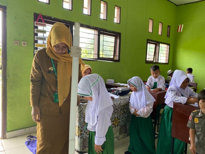 Kegiatan Penjaringan Kebugaran Jasmani Di MIN 2 Batang Hari Oleh Petugas Kesehatan Mersam