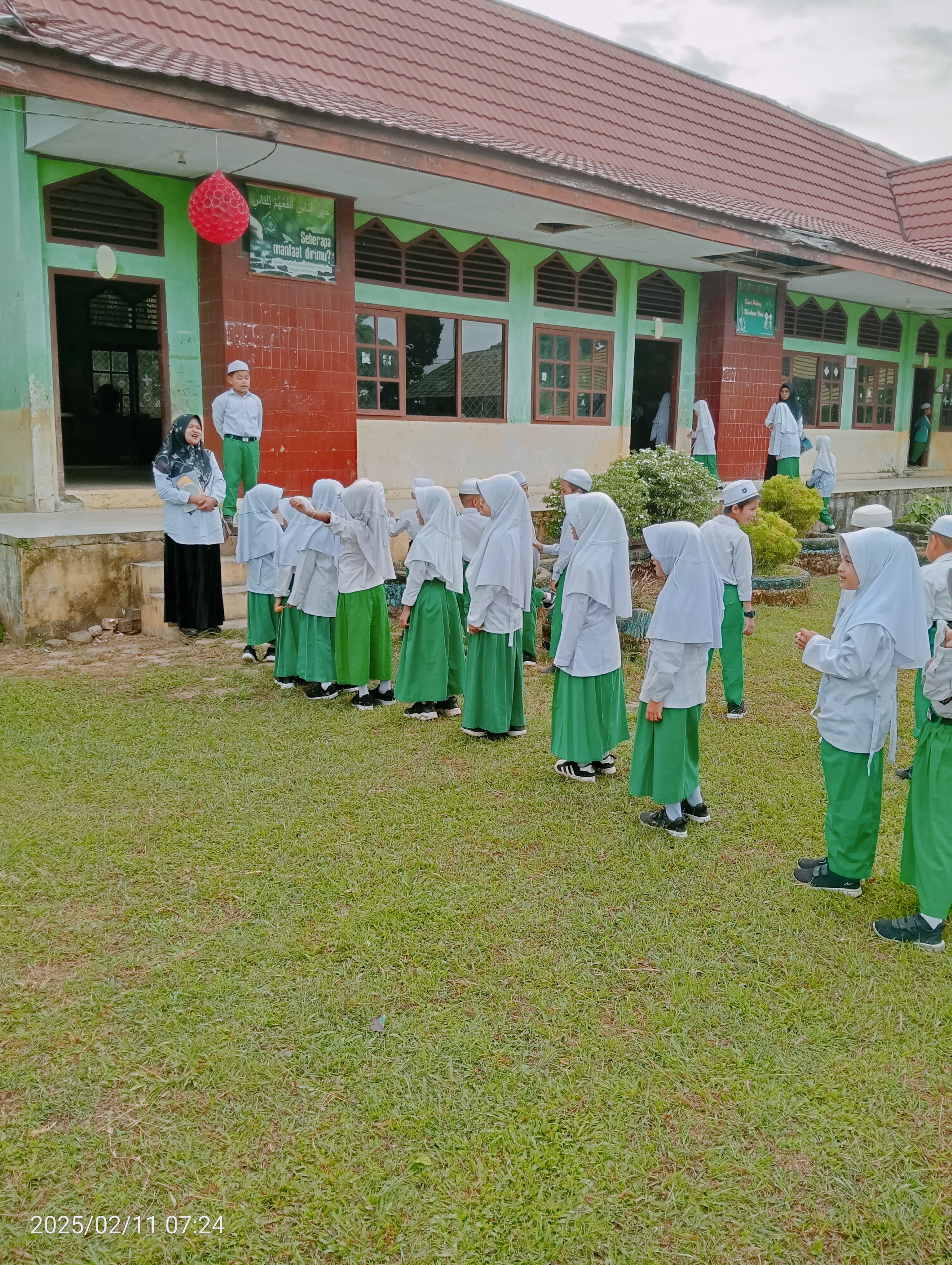 Siswa Siswi MIN 2 Batang Hari Rutin Membaca Surah Pendek Sebelum Masuk Kelas