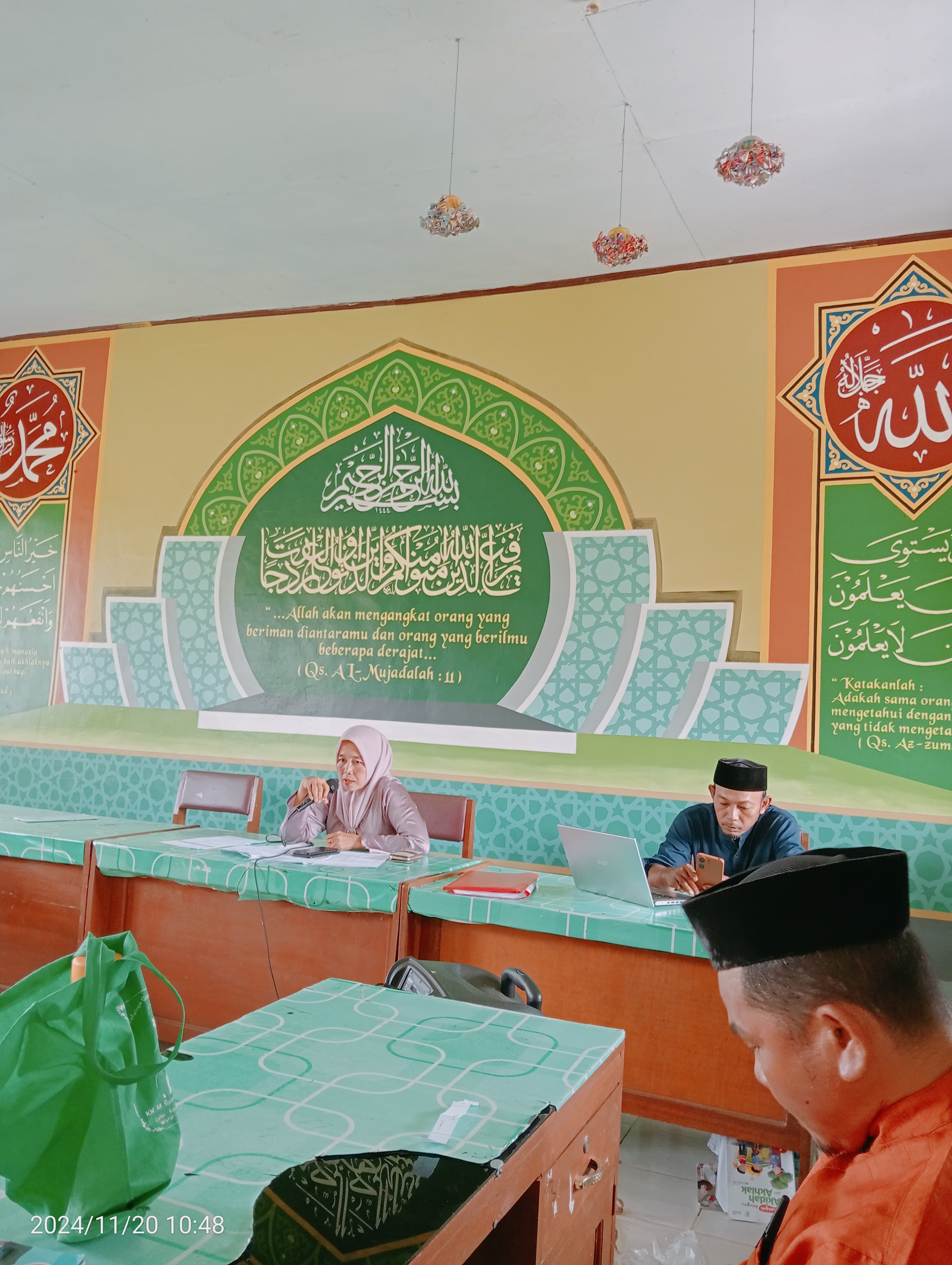 siapkan ujian sumatif semester ganjil dan hari guru 2024 kepala MIN 2 Batang Hari dan majelis guru adakan rapat bersama