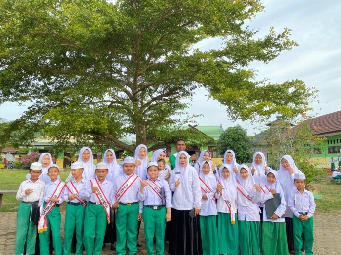Gelar Upacara Bendera Di Halaman Madrsah Dengan Amanat Peringatan Hari Pahlawan 10 November 2025