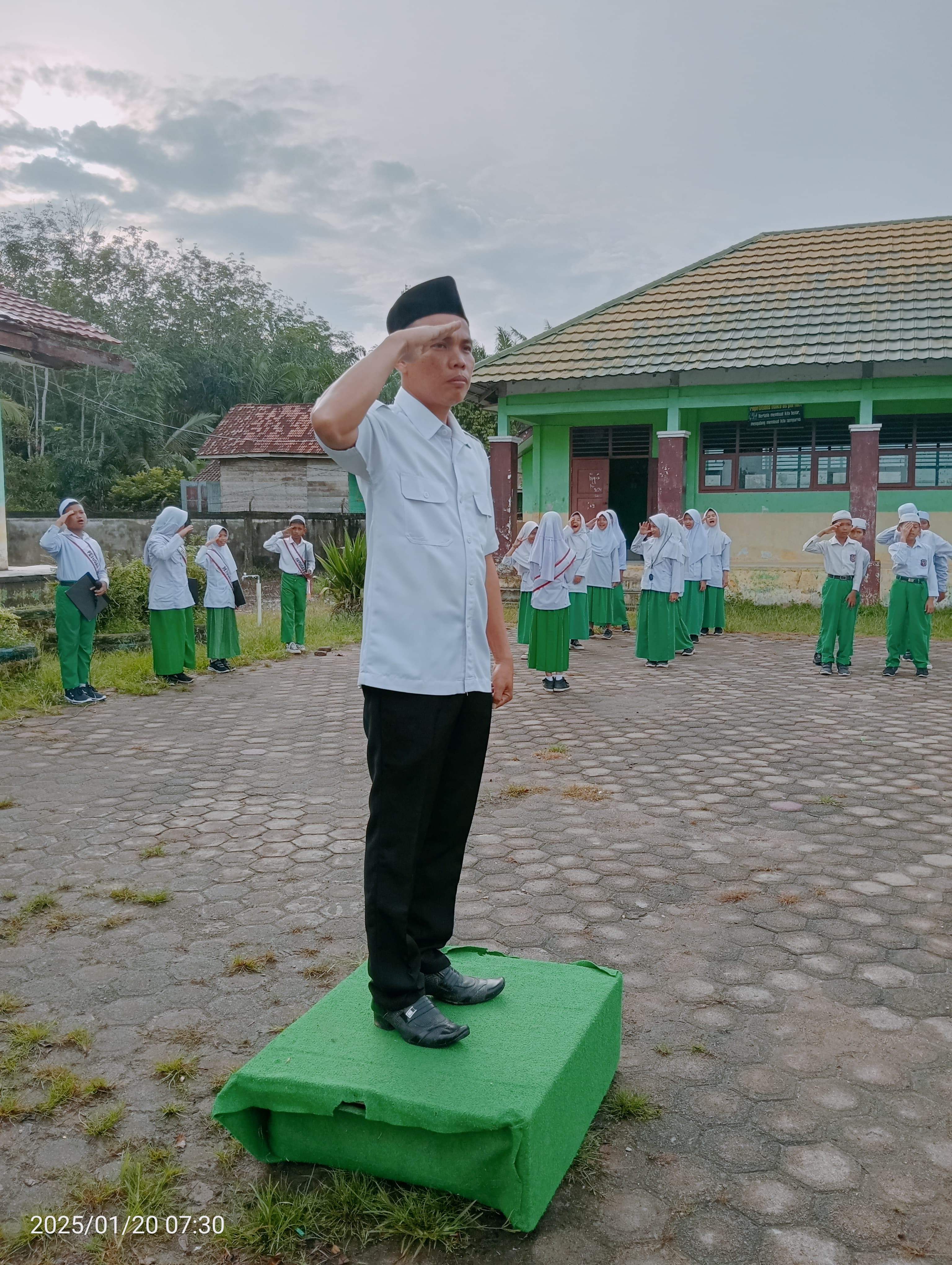 Dalam amanatnya, Bapak Samsul Bahari, S.PdI menyampaikan pesan penting mengenai tumbuhkan kesadaran diri untuk menjadi orang yang bertanggung jawab