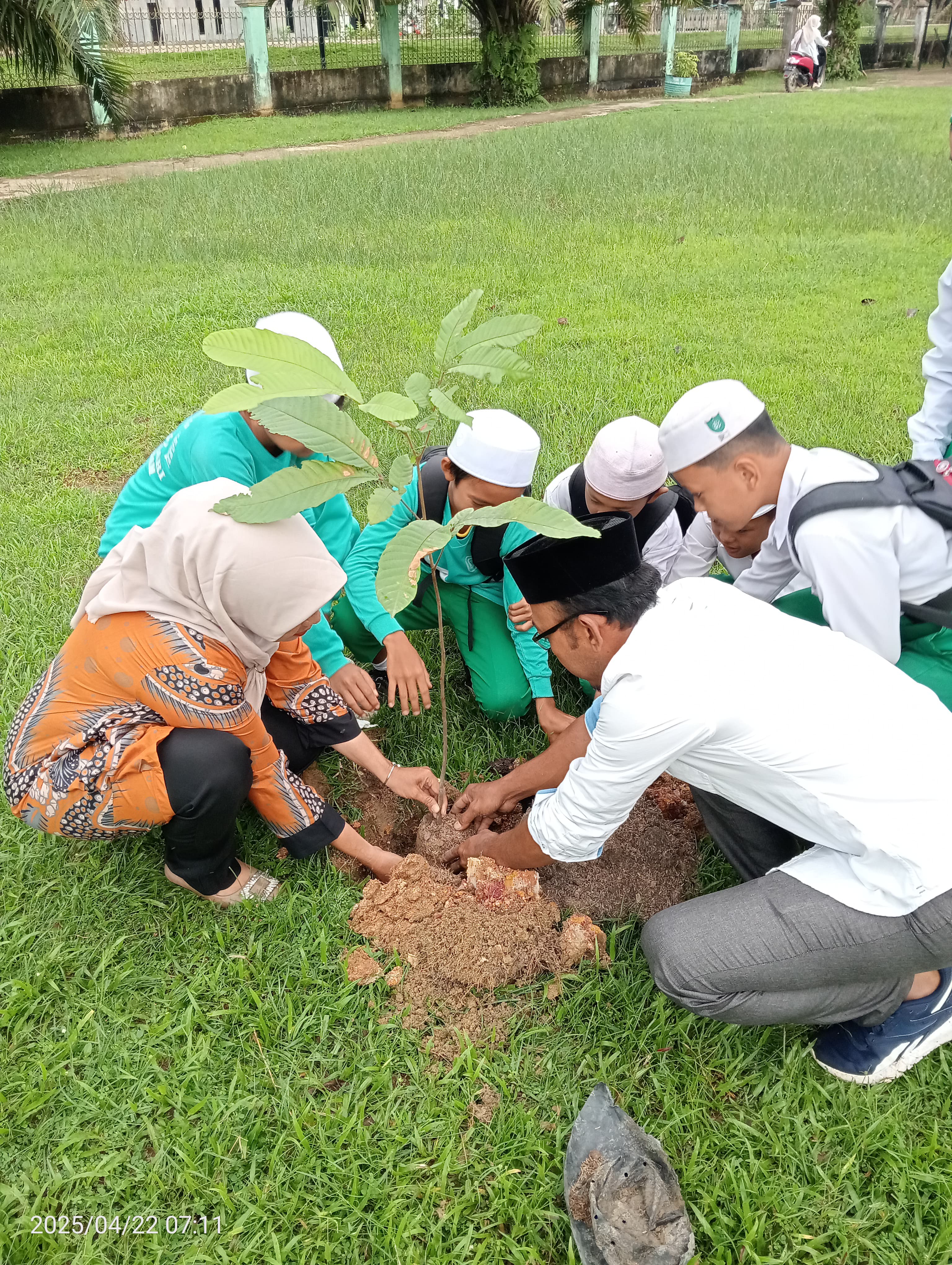 Kegiatan Memperingati Hari Bumi di Minduabatanghari: Sukseskan Program Penanaman Sejuta Pohon Matoa