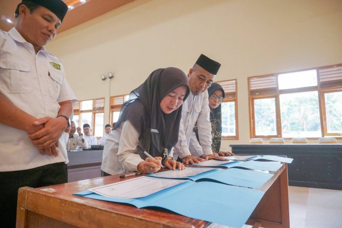 Kepala Madrasah MIN 2 Batang Hari Tandatangani Pakta Integritas