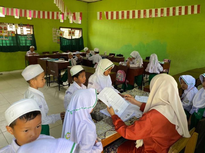 Mengkaji Isi Kandungan Surah An-Nas Berlangsung Dengan Tertib dan Penuh Antusias Di Kelas I (A)