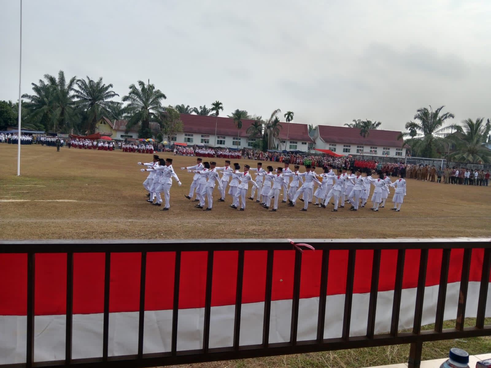 Majelis guru MIN 2 Batang Hari ikuti Upacara HUT RI yang ke 79 di kecamatan  Mersam