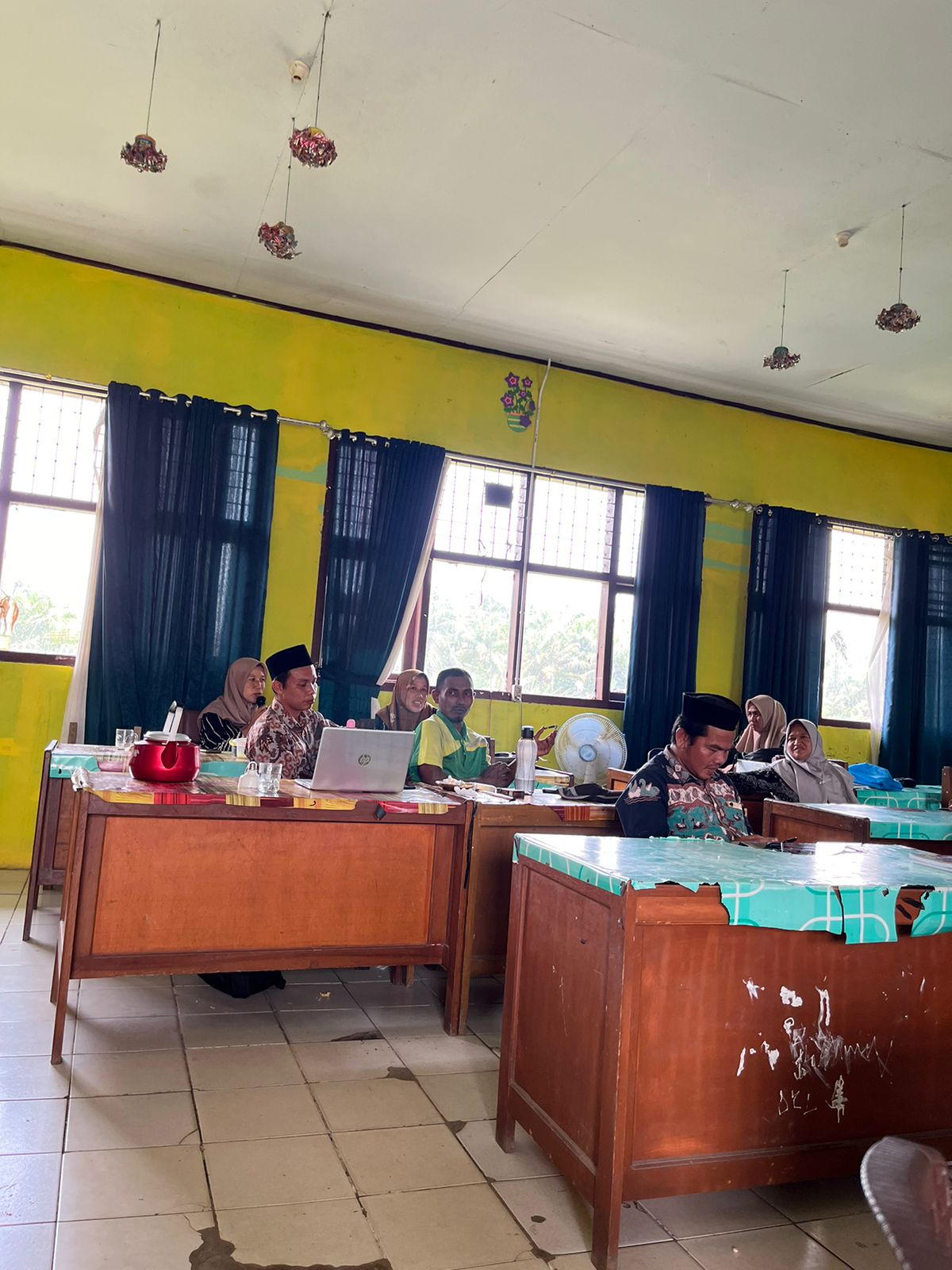demi Kelancaran kegiatan di MIN 2 Batang Hari Kepala MIN 2 Batang Hari ajak seluruh Guru dan Kepegawaian rapat