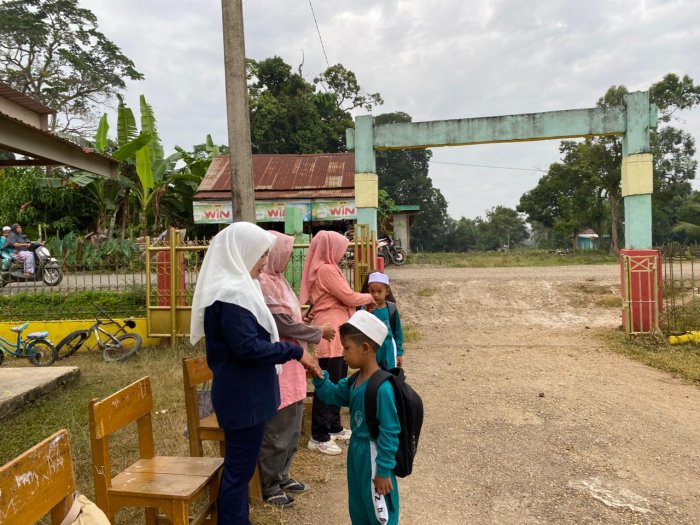 Kepala Madrasah dan Guru Piket MIN 2 Batang Hari Sambut Kedatangan Siswa di Gerbang Madrasah