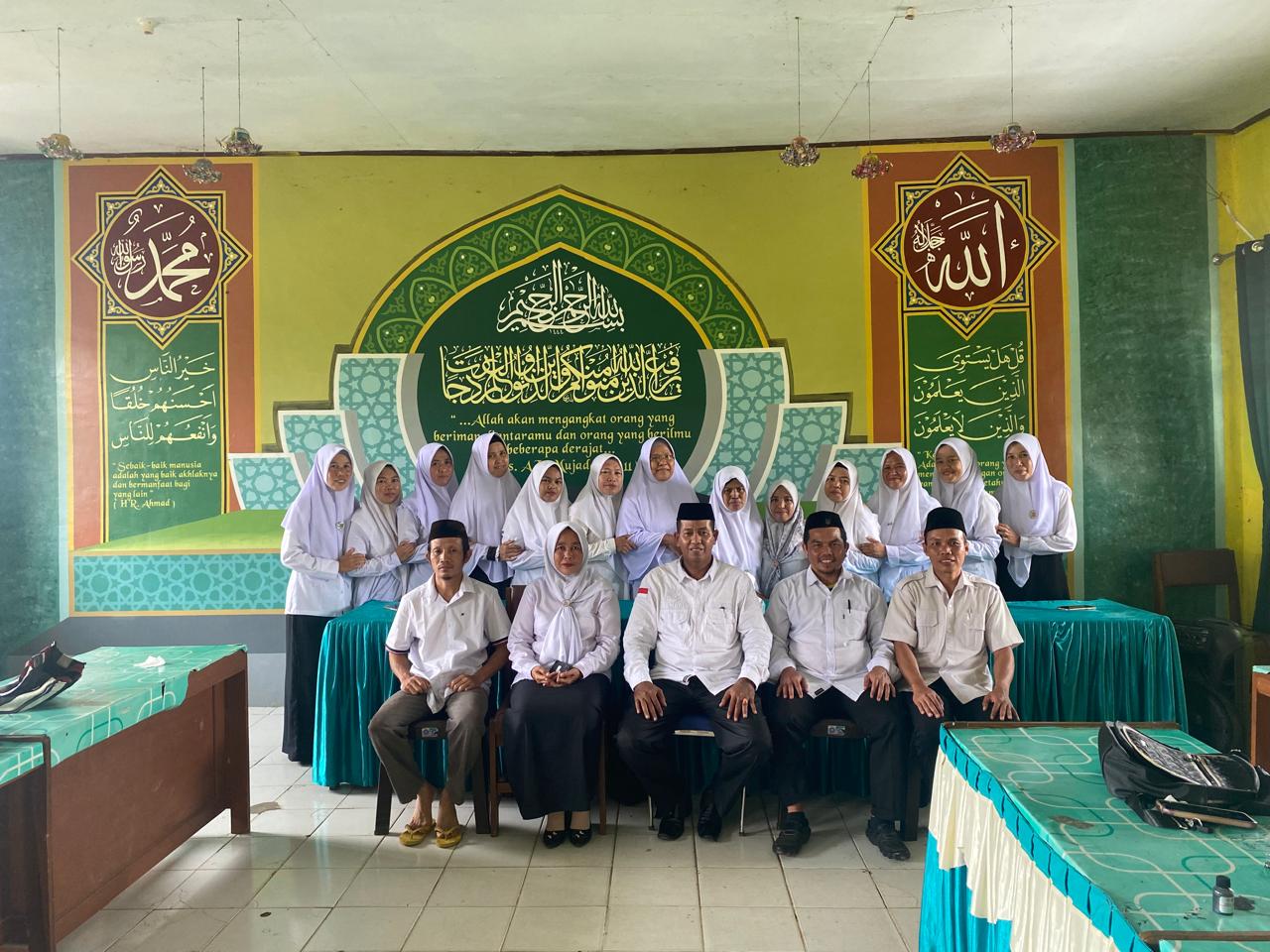 Majelis guru dan stap Tata usaha MIN 2 Batanghari mengadakan Pembinaan dari pengawas Madrasah 